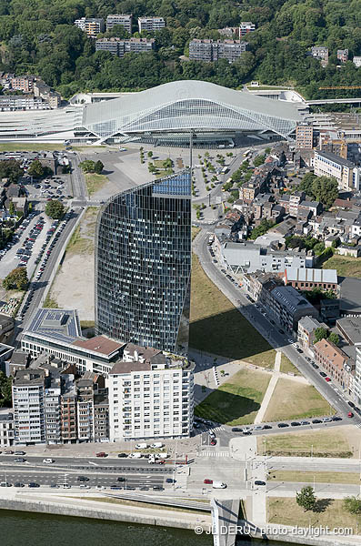Liège - passerelle sur la Meuse, esplanade et gare des Guillemins, tour Paradis